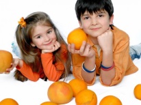 Niños con naranjas