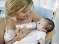 How to feed a newborn baby?