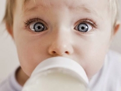 How to accustom the child to the bottle?