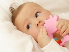 Diarrhea in a child with teething: should it be treated?