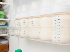 ¿Cuánto tiempo puede almacenar la leche materna en el refrigerador y cómo hacerlo?