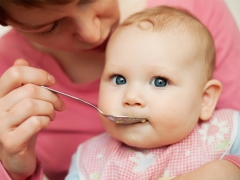 Stitichezza in un bambino dopo l'alimentazione complementare