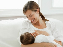 How to feed a newborn with breast milk?