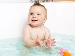 Kann ich das Baby nach der Impfung baden?