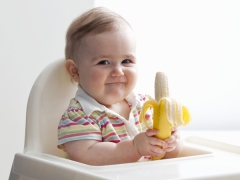 Ab wie vielen Monaten können Sie einem Baby eine Banane geben?