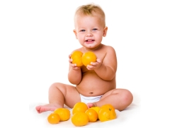  ¿A qué edad le puede dar al niño una naranja y jugo de ella?