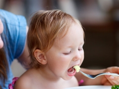 At what age can an omelet be given to a child?