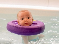 Cerchio sul collo per fare il bagno ai neonati