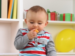 At what age can a child be given a persimmon?