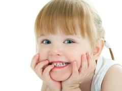 Manchas blancas en los dientes de un niño.