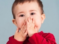 Un absceso en la encía en un niño.