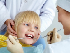 Quanti denti hanno 3 anni in un bambino e come vengono trattati i denti a questa età?