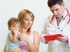 Análisis de sangre en niños con mononucleosis