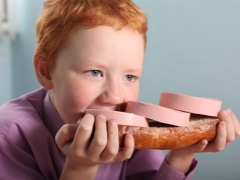 Quando posso dare la salsiccia a un bambino?