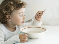 ¿Cuándo puedo darle caldo a un niño y sopas sobre él?