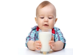 ¿A qué edad se le puede dar leche de vaca a un bebé?