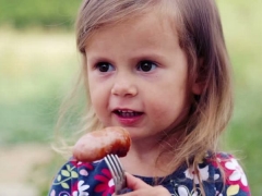 ¿A qué edad se pueden dar salchichas a los niños y cómo cocinarlas en casa?