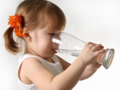 Dovrei preoccuparmi se il bambino beve molta acqua?