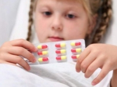 When to give antibiotics to a child at a temperature?