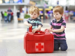 Il kit di pronto soccorso per il bambino in un viaggio al mare