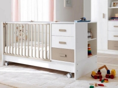 Baby bed na may drawers at side