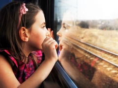 Niños que viajan en trenes de larga distancia.