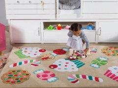 Alfombras infantiles en la habitación para niñas.