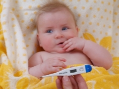 Come ridurre la temperatura dei rimedi popolari di un bambino?