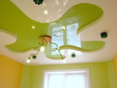 Twee niveaus plafond in de kinderkamer