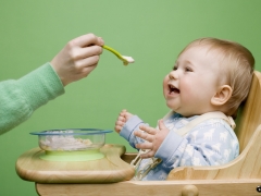 Houten kinderstoeltjes voor kinderen transformatoren voor voeding