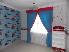 Papel pintado combinado para la habitación de los niños.