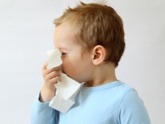 How to remove swelling of the nose in a child?