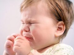 Perché un bambino starnutisce?