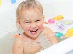 Perché un bambino piange mentre fa il bagno o dopo?