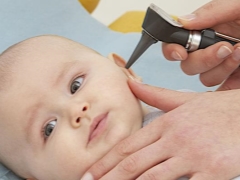 Síntomas y tratamiento de la otitis purulenta en un niño.