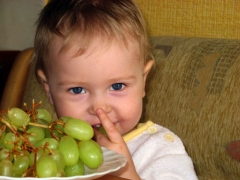 At what age can you give grapes to a child, and what to take into account?