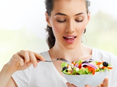 Comer una mujer embarazada en el primer trimestre.