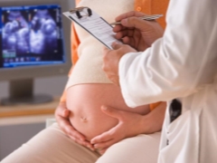 Why is pelvic presentation of the fetus considered dangerous, what causes it and how does the birth proceed?