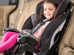 How to attach a child seat in the car?