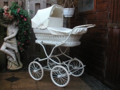 Retro strollers: stylish options for newborns