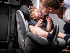 Eligiendo una marca de asiento de coche inglesina.