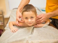 Masaje del cuello y zona del cuello.