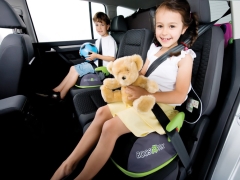 Elegir una silla de auto para niños que pesen desde 15 kg.