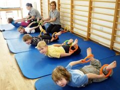 Quali gruppi di terapia fisica per i bambini e come è la lezione?