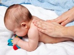 Massage en kindergymnastiek voor spierdystonie