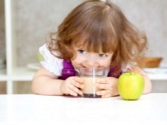 A che età puoi dare un succo di mela a un bambino e come farlo nel modo giusto?