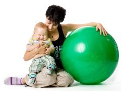 Exercice sur fitball pour les bébés