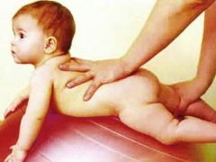 Gimnasia para un niño de 5 a 6 meses.