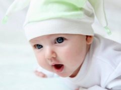 When does a baby start keeping its head on its own?