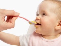 At what age can you start giving corn porridge to children and how to cook it?